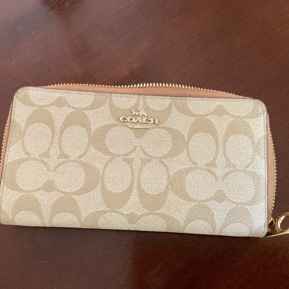 Ladies Coach EUC zip-around wallet